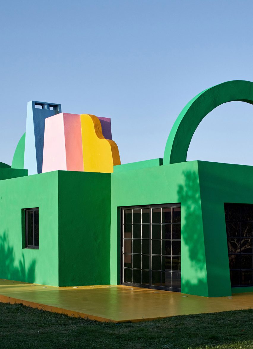 Colorido exterior de la Casa Neptuna de Edgardo Giménez