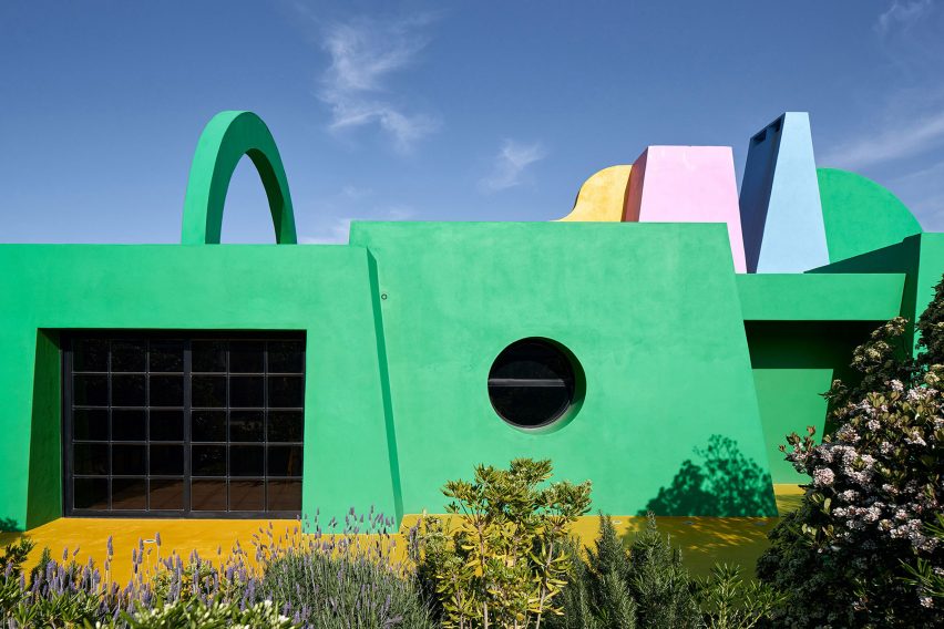 Colorido exterior de la Casa Neptuna de Edgardo Giménez