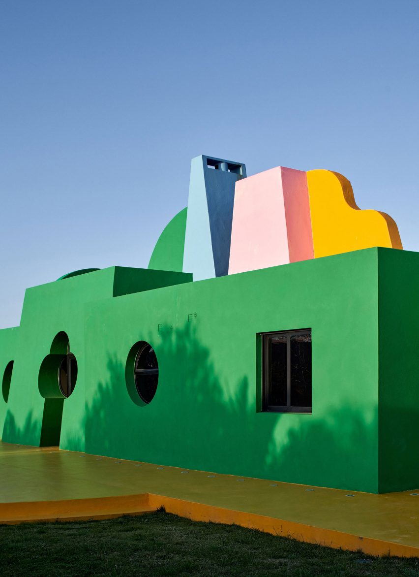 Colorido exterior de la Casa Neptuna de Edgardo Giménez
