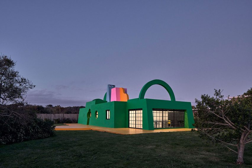 Colorido exterior de la Casa Neptuna de Edgardo Giménez