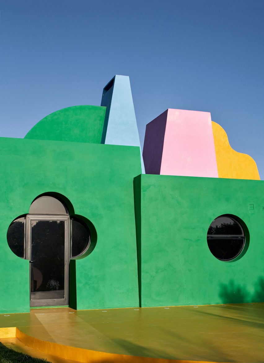 Colorido exterior de la Casa Neptuna de Edgardo Giménez
